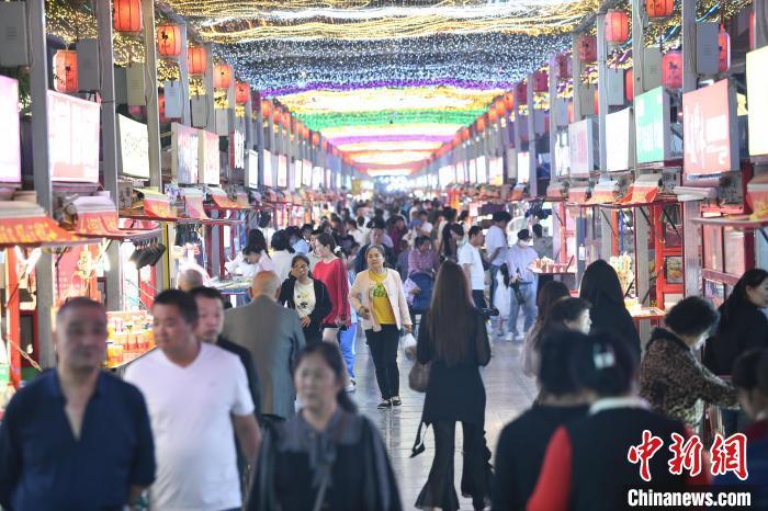 圖為燈光亮起，明清街夜市人氣漸旺?！〈魑牟?攝</p><p>