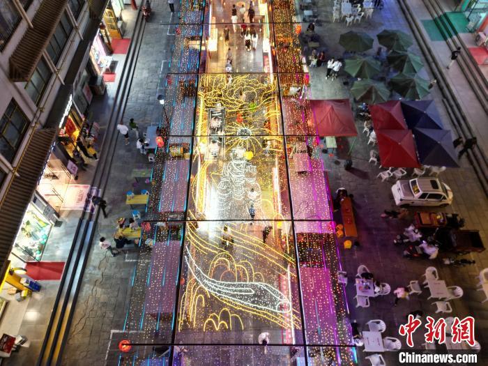 圖為明清街夜市燈光點(diǎn)亮具有武威文化元素的“天梯山石窟”彩燈。(無人機(jī)照片) 　戴文昌 攝</p><p>