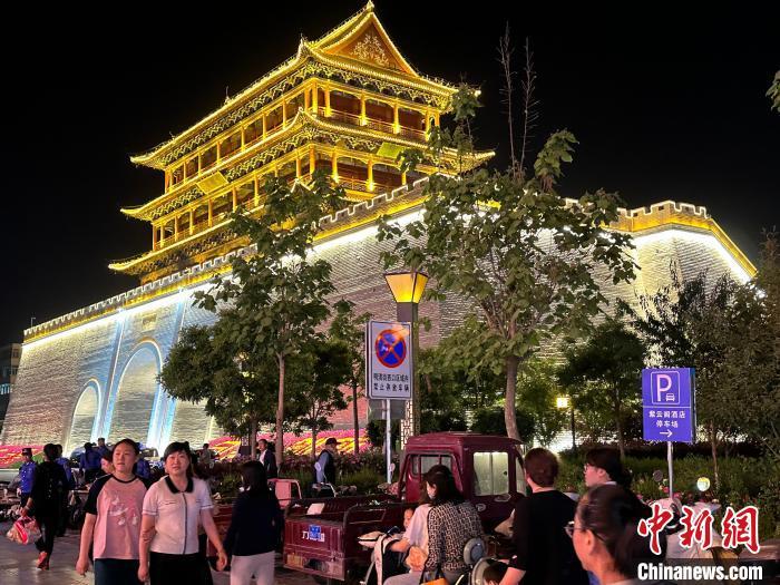 圖為夜幕降臨，涼州古城門燈光亮起?！〈魑牟?攝