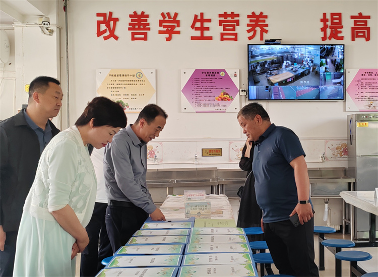 市紀委監(jiān)委扎實推動開展群眾身邊腐敗和作風問題集中整治工作，圖為市紀委監(jiān)委派駐市教育局紀檢監(jiān)察組在白銀區(qū)開展“中小學校園食品安全和膳食經(jīng)費管理”集中整治工作開展情況督查.jpg