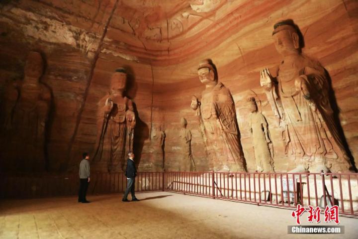 7月15日，游人參觀甘肅省平?jīng)鍪袥艽h百里石窟長廊中的南石窟寺1號窟。百里石窟長廊位于涇川縣境內(nèi)，由512個石窟、5眼窟中石井組成，現(xiàn)存王母宮石窟、鳳凰山石窟、南石窟寺、丈八寺石窟、羅漢洞石窟、太山寺石窟等規(guī)模較大的石窟群，還有數(shù)量眾多的小石窟群。南石窟寺開鑿于北魏永平三年，其中1號窟屬于大型七佛窟，七佛高達6米。中新社記者 李亞龍 攝
