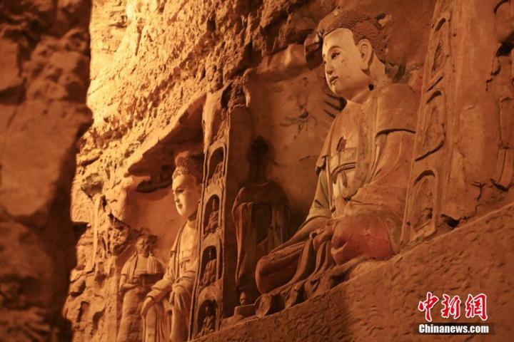 7月15日，甘肅省平?jīng)鍪袥艽h百里石窟長廊中的王母宮石窟造像。百里石窟長廊位于涇川縣境內(nèi)，由512個石窟、5眼窟中石井組成，現(xiàn)存王母宮石窟、鳳凰山石窟、南石窟寺、丈八寺石窟、羅漢洞石窟、太山寺石窟等規(guī)模較大的石窟群，還有數(shù)量眾多的小石窟群。王母宮石窟又名千佛洞，該窟設(shè)計宏大，造像生動，窟內(nèi)擁有造像數(shù)百尊，是較為珍貴的佛教文化歷史遺存。中新社記者 李亞龍 攝</p>
<p>