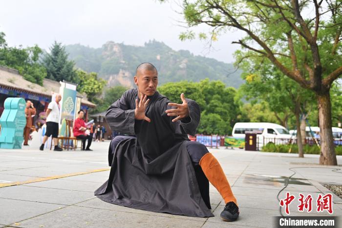 7月14日，甘肅省平?jīng)鍪嗅轻忌骄皡^(qū)內(nèi)，嵩山少林弟子展示武藝。7月13日至14日，“2024年北京體育大學第十五屆國際武術比賽交流大會暨首屆崆峒山國際武術大會”舉行，大會也在崆峒山景區(qū)進行問道崆峒、武術高級研修班、崆峒拜師等系列活動。中新社記者 李亞龍 攝</p>
<p>