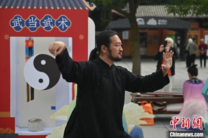 7月14日，甘肅省平?jīng)鍪嗅轻忌骄皡^(qū)內(nèi)，武當玄武派傳承人展示武當武術。7月13日至14日，“2024年北京體育大學第十五屆國際武術比賽交流大會暨首屆崆峒山國際武術大會”舉行，大會也在崆峒山景區(qū)進行問道崆峒、武術高級研修班、崆峒拜師等系列活動。中新社記者 李亞龍 攝</p>
<p>