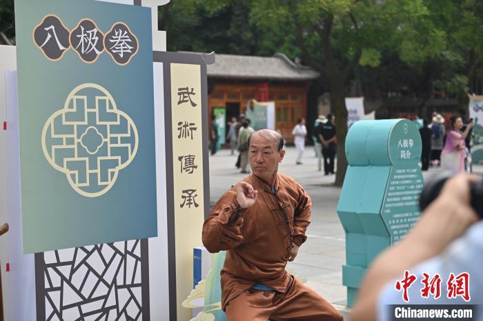 7月14日，甘肅省平?jīng)鍪嗅轻忌骄皡^(qū)內(nèi)，八極拳傳承人展示八極拳。7月13日至14日，“2024年北京體育大學第十五屆國際武術比賽交流大會暨首屆崆峒山國際武術大會”舉行，大會也在崆峒山景區(qū)進行問道崆峒、武術高級研修班、崆峒拜師等系列活動。中新社記者 李亞龍 攝</p>
<p>