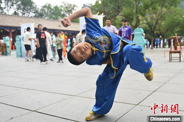 7月14日，甘肅省平?jīng)鍪嗅轻忌骄皡^(qū)內(nèi)，小朋友展示查拳。7月13日至14日，“2024年北京體育大學第十五屆國際武術比賽交流大會暨首屆崆峒山國際武術大會”舉行，大會也在崆峒山景區(qū)進行問道崆峒、武術高級研修班、崆峒拜師等系列活動。中新社記者 李亞龍 攝</p>
<p>
