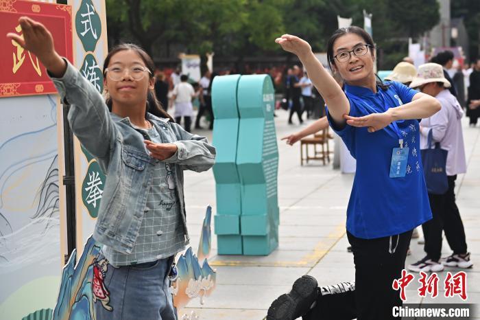 7月14日，甘肅省平?jīng)鍪嗅轻忌骄皡^(qū)內(nèi)，霍氏練手拳傳承人、霍元甲玄孫女霍靜虹(右)教授武術愛好者霍氏練手拳。7月13日至14日，“2024年北京體育大學第十五屆國際武術比賽交流大會暨首屆崆峒山國際武術大會”舉行，大會也在崆峒山景區(qū)進行問道崆峒、武術高級研修班、崆峒拜師等系列活動。中新社記者 李亞龍 攝</p>
<p>