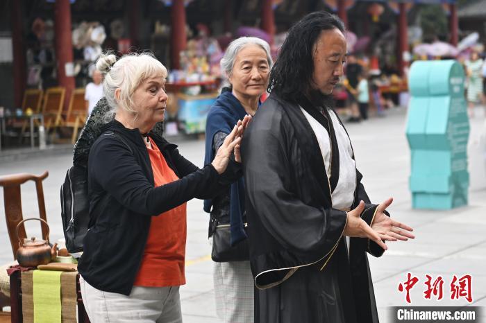7月14日，甘肅省平?jīng)鍪嗅轻忌骄皡^(qū)內(nèi)，外籍武術愛好者感受青城武術。7月13日至14日，“2024年北京體育大學第十五屆國際武術比賽交流大會暨首屆崆峒山國際武術大會”舉行，大會也在崆峒山景區(qū)進行問道崆峒、武術高級研修班、崆峒拜師等系列活動。中新社記者 李亞龍 攝</p>
<p>
