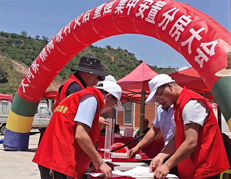 在大河家鎮(zhèn)梅坡村災后重建集中安置分房大會的現場，積石山縣紀委監(jiān)委干部全程監(jiān)督房號裁裝、組織抽號等工作。.jpg