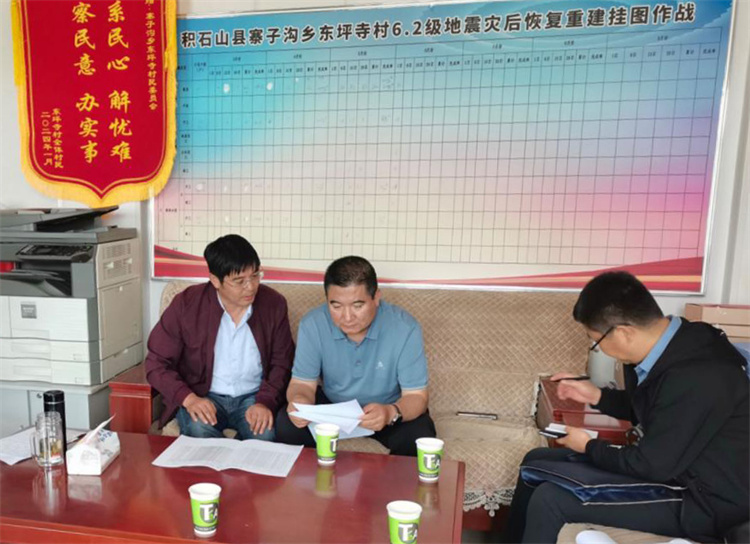 州縣紀委監(jiān)委機關聯合督查組對下沉干部 、駐村干部 、包村組長、村干部 “四級”干部履職到崗情況，以及工作日志和民情臺賬、訴求臺賬進行日常監(jiān)督檢查，壓實工作責任。.jpg