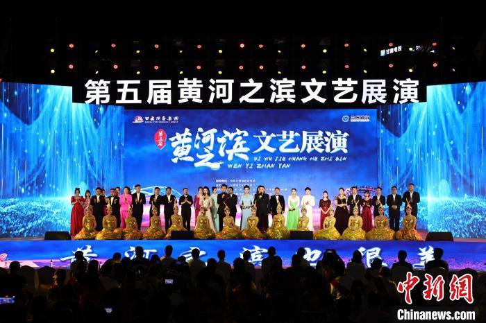 7月19日晚，第五屆黃河之濱文藝展演在蘭州體育文化廣場開幕。張曦予 攝