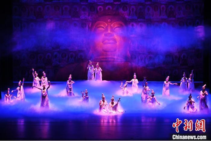 7月18日晚，中國經(jīng)典舞劇《絲路花雨》在甘肅蘭州黃河劇院進(jìn)行演出。中國經(jīng)典舞劇《絲路花雨》迎來45周年，7月17日-8月4日在蘭州開啟為期多天的駐場演出。該舞劇取材于敦煌莫高窟壁畫，集中國霓裳羽衣舞、敦煌舞、印度舞、黑巾舞、波斯馬鈴舞等于一身，自1979年演出至今，該劇先后在40多個國家和地區(qū)演出近4000場，觀眾550多萬人次。中新社記者 李亞龍 攝</p>
<p>