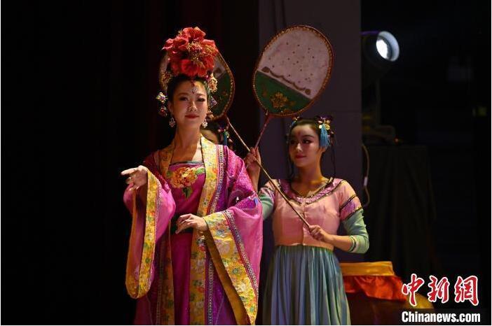 7月18日晚，中國經(jīng)典舞劇《絲路花雨》在甘肅蘭州黃河劇院進(jìn)行演出。中國經(jīng)典舞劇《絲路花雨》迎來45周年，7月17日-8月4日在蘭州開啟為期多天的駐場演出。該舞劇取材于敦煌莫高窟壁畫，集中國霓裳羽衣舞、敦煌舞、印度舞、黑巾舞、波斯馬鈴舞等于一身，自1979年演出至今，該劇先后在40多個國家和地區(qū)演出近4000場，觀眾550多萬人次。中新社記者 李亞龍 攝</p>
<p>