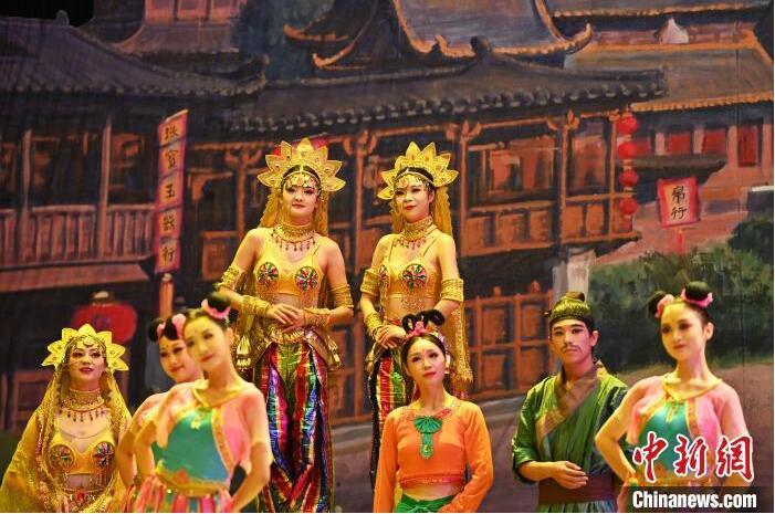 7月18日晚，中國經(jīng)典舞劇《絲路花雨》在甘肅蘭州黃河劇院進(jìn)行演出。中國經(jīng)典舞劇《絲路花雨》迎來45周年，7月17日-8月4日在蘭州開啟為期多天的駐場演出。該舞劇取材于敦煌莫高窟壁畫，集中國霓裳羽衣舞、敦煌舞、印度舞、黑巾舞、波斯馬鈴舞等于一身，自1979年演出至今，該劇先后在40多個國家和地區(qū)演出近4000場，觀眾550多萬人次。中新社記者 李亞龍 攝</p>
<p>