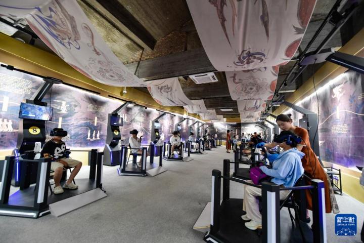 7月22日，游客線下體驗“尋境敦煌——數(shù)字敦煌沉浸展”。新華社記者 郎兵兵 攝</p>
<p>