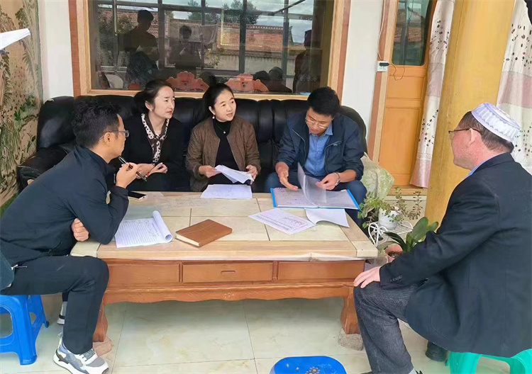 臨潭縣卓洛鄉(xiāng)紀委工作人員在下園子村農(nóng)戶家中了解在發(fā)放大病救助補助資金中是否存在落實不及時、不到位等作風方面的問題。.jpg