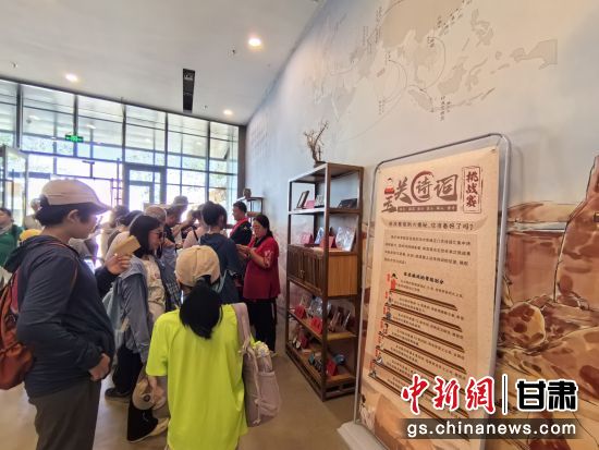 近日，玉門關(guān)遺址景區(qū)開啟了一場精彩紛呈的玉關(guān)詩詞挑戰(zhàn)賽，吸引眾多游人參與其中。玉門關(guān)遺址景區(qū)供圖