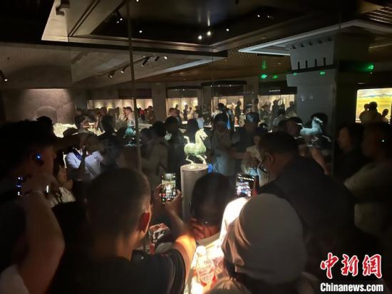 8月17日至23日，“濃濃民族情 兩岸一家親”臺(tái)灣同胞參訪團(tuán)甘肅行交流活動(dòng)在甘肅展開。圖為臺(tái)胞參觀甘肅省博物館。中新社記者 閆姣 攝