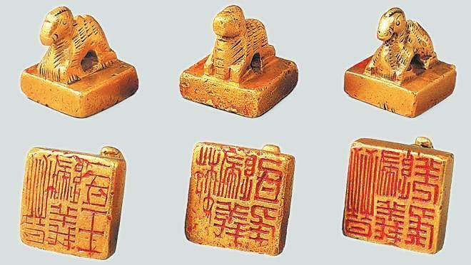 從左至右依次為“晉歸義羌侯”金印、“晉歸義氐王”金印、“魏歸義氐侯”金印