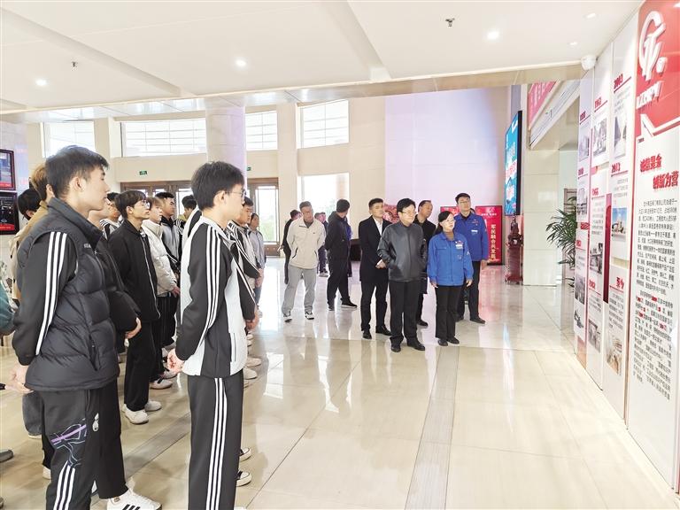 團市委開展青年學(xué)子入企探崗活動